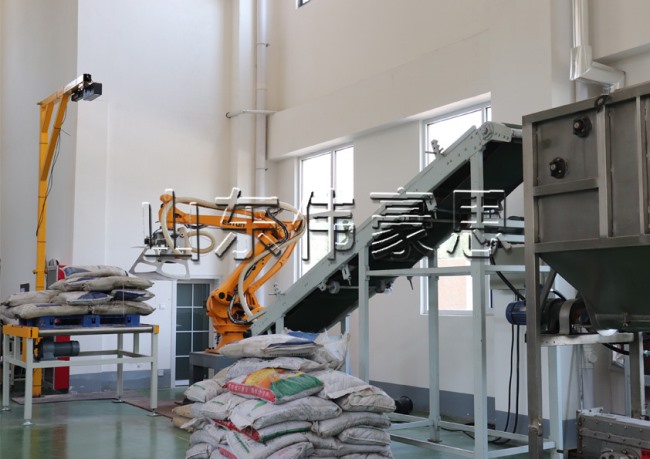 化工原料全自動(dòng)破袋機(jī)，機(jī)器人自動(dòng)拆垛拆包機(jī)