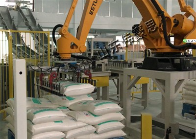 面粉包裝機(jī)器人碼垛機(jī)視頻 國產(chǎn)自動機(jī)械手碼垛機(jī)