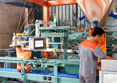 磷肥自動包裝機(jī) 配套高位碼垛機(jī) 實現(xiàn)包裝碼垛自動化
