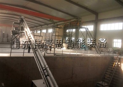 熟石灰管鏈?zhǔn)捷斔蜋C(jī)，管鏈?zhǔn)教嵘龣C(jī)應(yīng)用現(xiàn)場