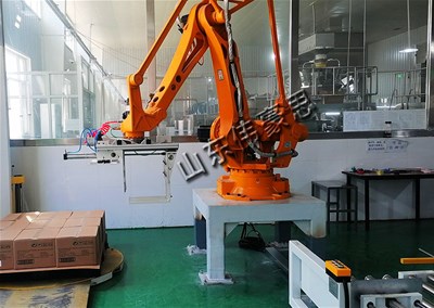 紙箱料全自動碼垛機，機械手碼垛機碼垛工作現(xiàn)場