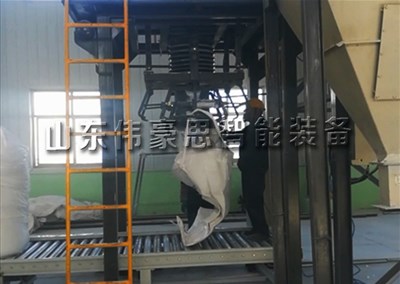 磷酸一銨稱重式噸包機(jī) 自動噸袋包裝機(jī)應(yīng)用現(xiàn)場