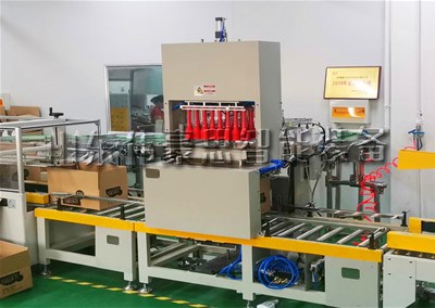 瓶裝飲料自動裝箱機(jī)器人 配套自動碼垛機(jī)完成裝箱碼垛任務(wù)