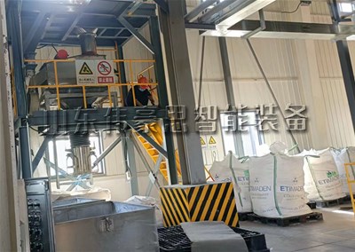 氧化鈣粉噸袋包裝設備，噸袋自動包裝秤現(xiàn)場