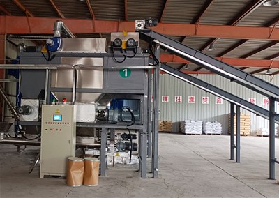 化工原料自動拆包投料站，25KG袋料自動破袋機(jī)現(xiàn)場