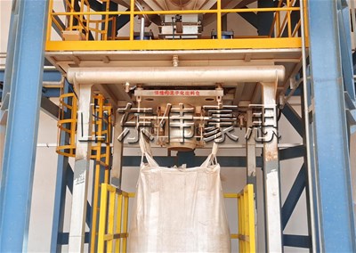 氫氧化鈉噸袋包裝機(jī)，自動稱重噸包機(jī)工作中