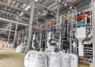 無塵式智能噸袋拆包機(jī)，全自動噸包投料站使用現(xiàn)場