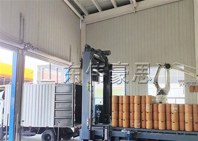 一機多用推進式自動裝車機，啤酒桶全自動裝車機工作現(xiàn)場