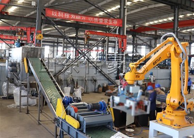 片堿全自動(dòng)拆垛破袋機(jī)，25KG袋全自動(dòng)拆包機(jī)現(xiàn)場(chǎng)
