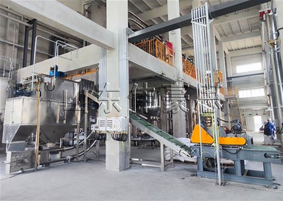 結(jié)塊料自動(dòng)拆包輸送線，片堿自動(dòng)破袋機(jī)工作現(xiàn)場(chǎng)